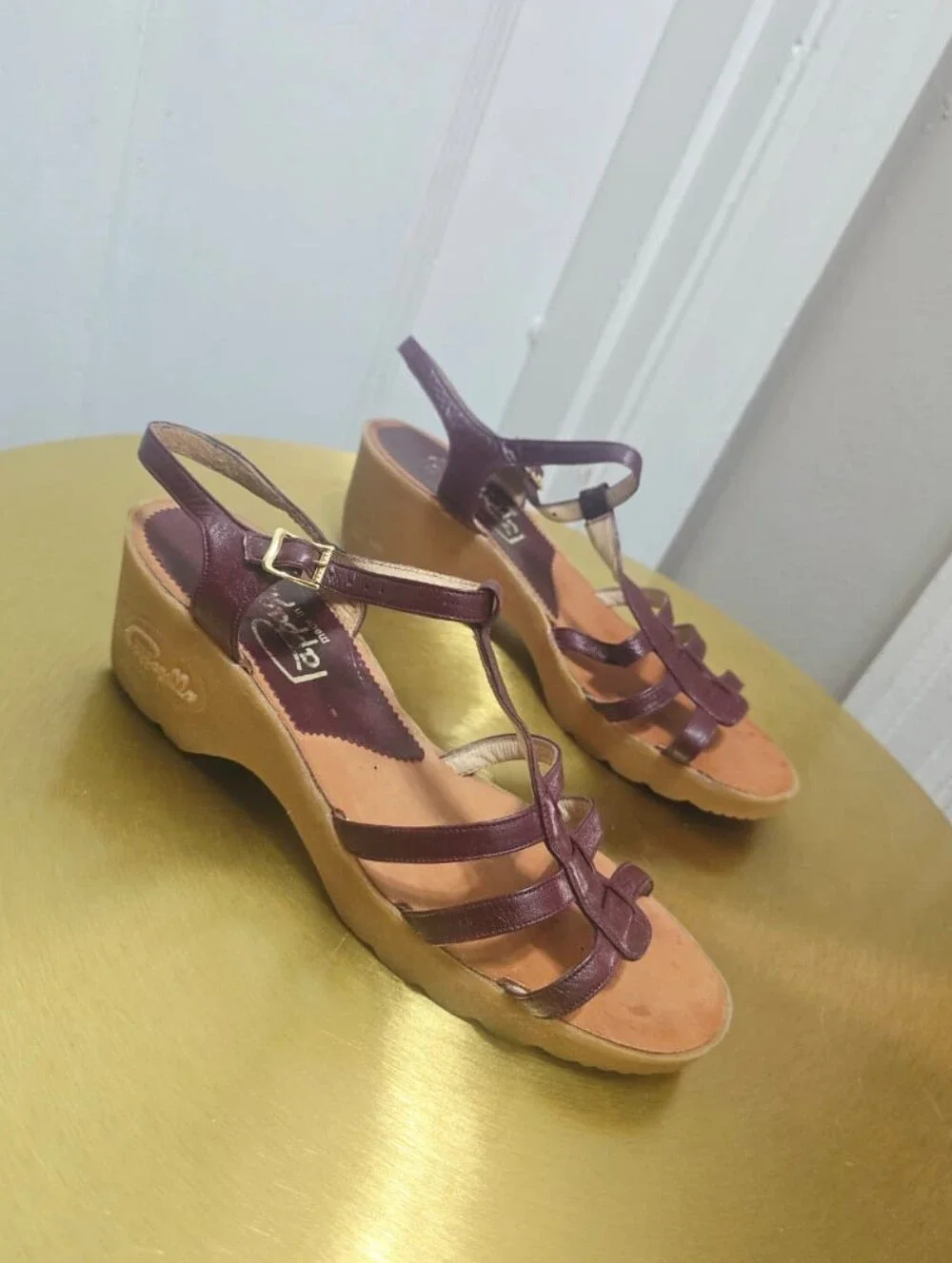 Pappagallo Burgundy Leather Wedge Heels T-strap with Three Horizontal Bands Sz 8